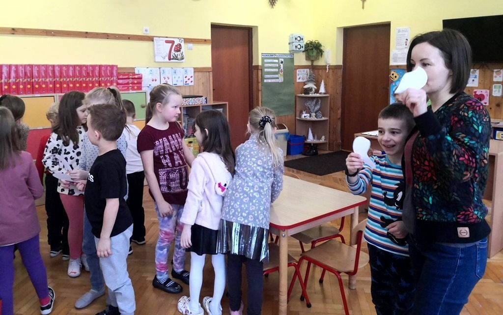 zdjęcie przedstawia dzieci w sali przedszkolnej