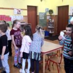 zdjęcie przedstawia dzieci w sali przedszkolnej