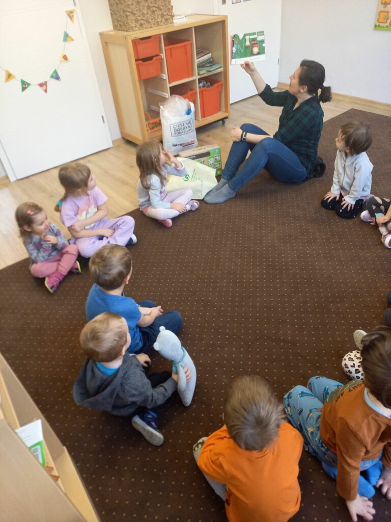 CO ROBIMY ZE ŚMIECIAMI? – ZAJĘCIA W ODDZIALE MONTESSORI
