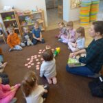 CO ROBIMY ZE ŚMIECIAMI? – ZAJĘCIA W ODDZIALE MONTESSORI
