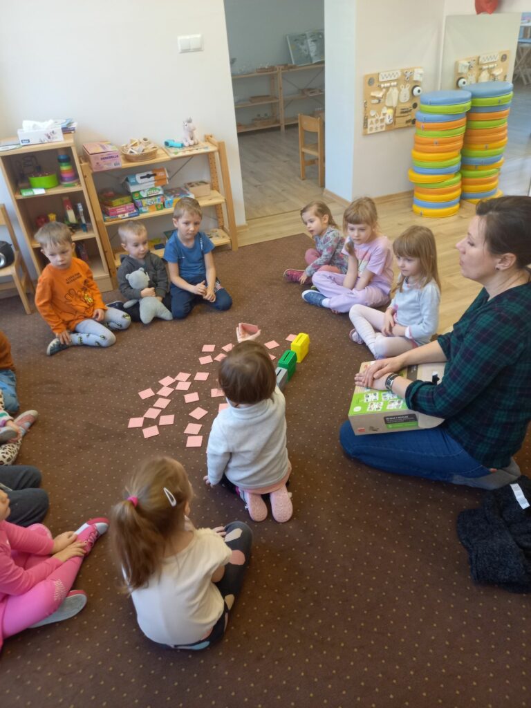 CO ROBIMY ZE ŚMIECIAMI? – ZAJĘCIA W ODDZIALE MONTESSORI