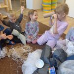 CO ROBIMY ZE ŚMIECIAMI? – ZAJĘCIA W ODDZIALE MONTESSORI