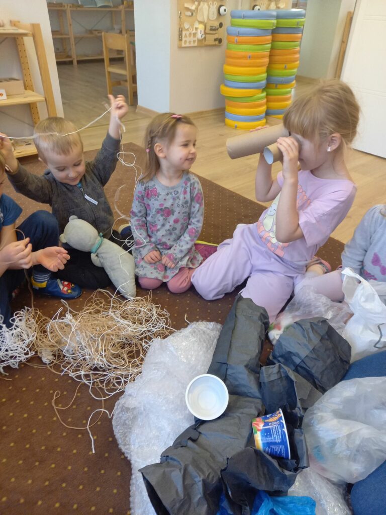 CO ROBIMY ZE ŚMIECIAMI? – ZAJĘCIA W ODDZIALE MONTESSORI