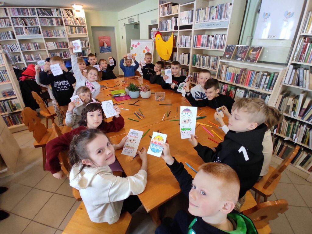 na zdjęciu widać dzieci, prezentuj wykonane prace plastyczne.