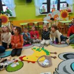 na zdjęciu widać dzieci stojące w kole w sali przedszkolnej