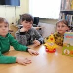 Na zdjęciu widocznych jest troje dzieci (2 chłopców i 1 dziewczynka) grających w grę Chicken drop.