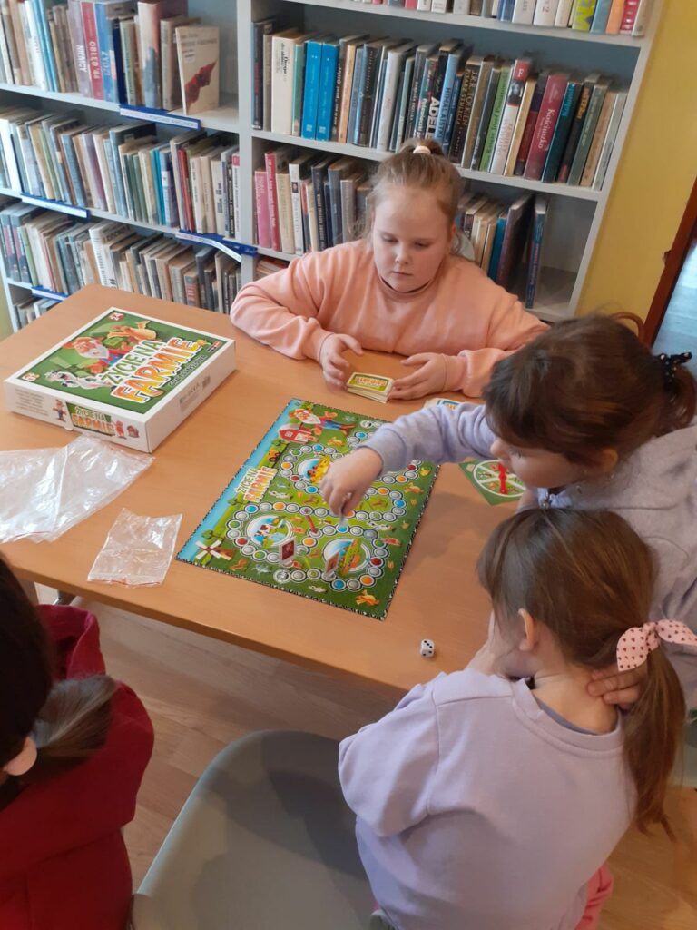 Na zdjęciu widoczne są 3 dziewczynki grające w grę Życie na farmie.