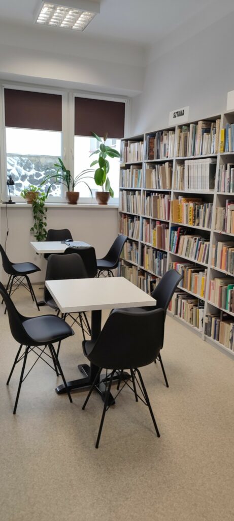 Ruszamy w nowej siedzibie biblioteki ze spotkaniami z autorami i podróżnikami! Już w środę, 19 kwietnia o godz. 16.00 naszym gościem będzie Łukasz Bajda - przewodnik i autor książek o Bieszczadach. Jego najnowsze publikacje - " Bieszczady. Opowieści przewodnika” i „Bieszczady. To, co najważniejsze" będzie można kupić wraz z autografem podczas spotkania.