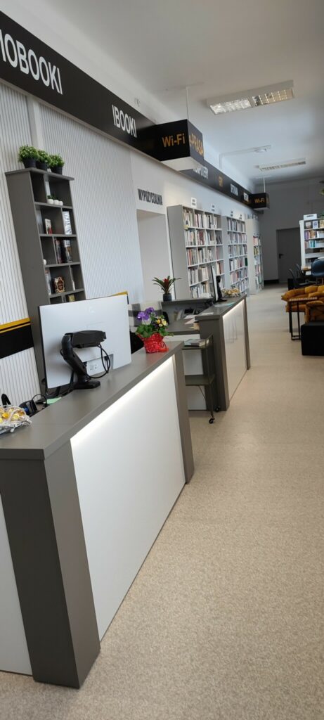 Ruszamy w nowej siedzibie biblioteki ze spotkaniami z autorami i podróżnikami! Już w środę, 19 kwietnia o godz. 16.00 naszym gościem będzie Łukasz Bajda - przewodnik i autor książek o Bieszczadach. Jego najnowsze publikacje - " Bieszczady. Opowieści przewodnika” i „Bieszczady. To, co najważniejsze" będzie można kupić wraz z autografem podczas spotkania.