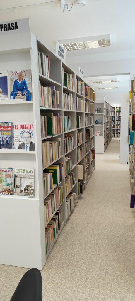 Ruszamy w nowej siedzibie biblioteki ze spotkaniami z autorami i podróżnikami! Już w środę, 19 kwietnia o godz. 16.00 naszym gościem będzie Łukasz Bajda - przewodnik i autor książek o Bieszczadach. Jego najnowsze publikacje - " Bieszczady. Opowieści przewodnika” i „Bieszczady. To, co najważniejsze" będzie można kupić wraz z autografem podczas spotkania.