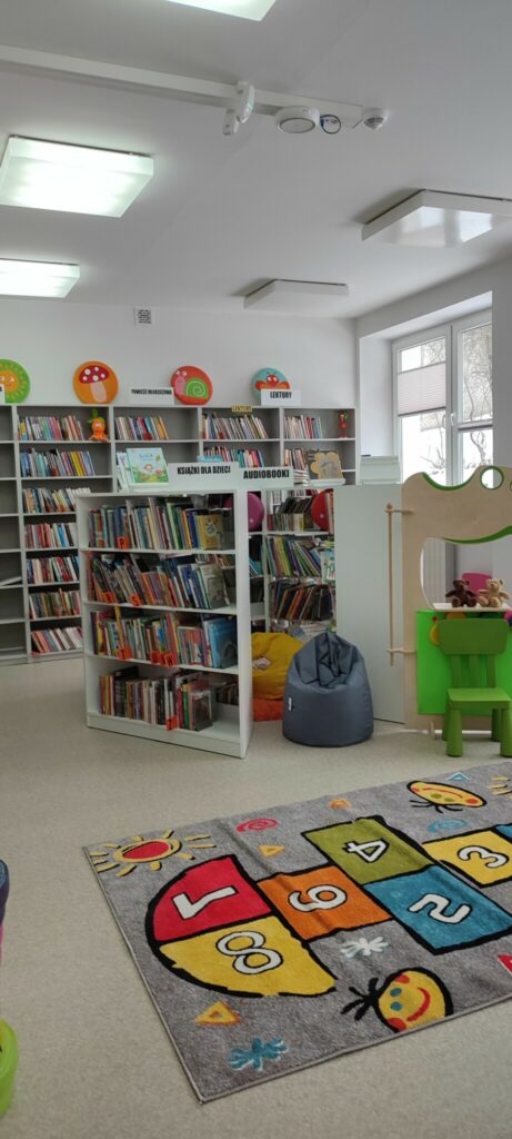 Ruszamy w nowej siedzibie biblioteki ze spotkaniami z autorami i podróżnikami! Już w środę, 19 kwietnia o godz. 16.00 naszym gościem będzie Łukasz Bajda - przewodnik i autor książek o Bieszczadach. Jego najnowsze publikacje - " Bieszczady. Opowieści przewodnika” i „Bieszczady. To, co najważniejsze" będzie można kupić wraz z autografem podczas spotkania.