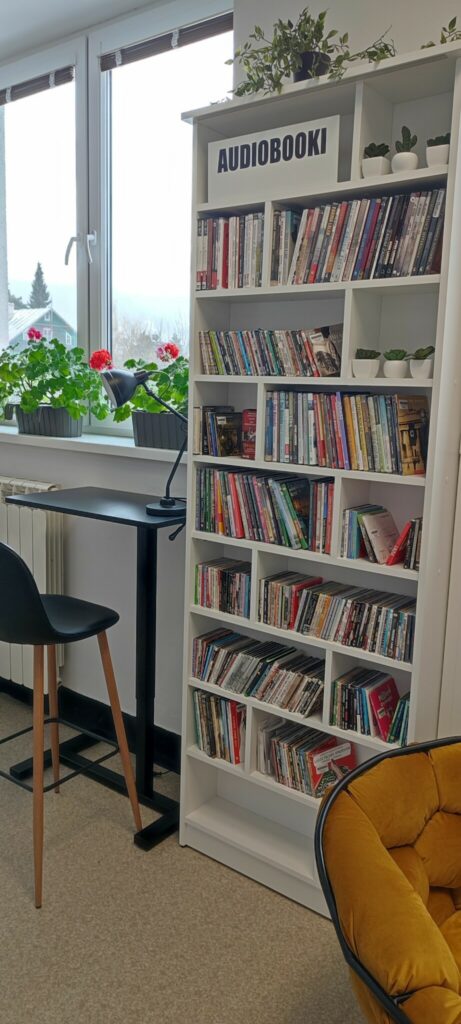 Ruszamy w nowej siedzibie biblioteki ze spotkaniami z autorami i podróżnikami! Już w środę, 19 kwietnia o godz. 16.00 naszym gościem będzie Łukasz Bajda - przewodnik i autor książek o Bieszczadach. Jego najnowsze publikacje - " Bieszczady. Opowieści przewodnika” i „Bieszczady. To, co najważniejsze" będzie można kupić wraz z autografem podczas spotkania.