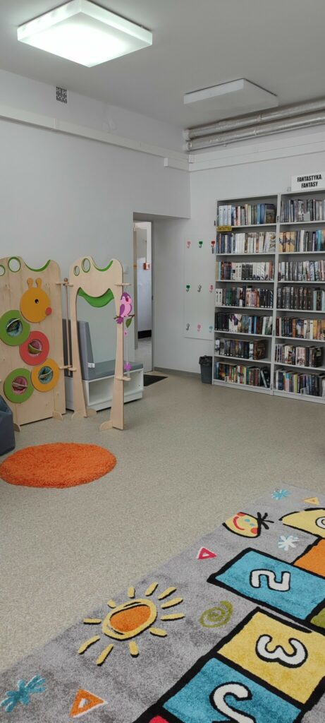 Ruszamy w nowej siedzibie biblioteki ze spotkaniami z autorami i podróżnikami! Już w środę, 19 kwietnia o godz. 16.00 naszym gościem będzie Łukasz Bajda - przewodnik i autor książek o Bieszczadach. Jego najnowsze publikacje - " Bieszczady. Opowieści przewodnika” i „Bieszczady. To, co najważniejsze" będzie można kupić wraz z autografem podczas spotkania.