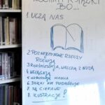 Na zdjęciu widać tablice na której napisano kilka zdań na temat tego za co kochamy książki