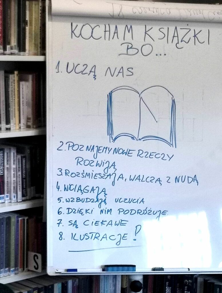 Na zdjęciu widać tablice na której napisano kilka zdań na temat tego za co kochamy książki
