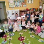 na zdjęciu widać dzieci, prezentują wykonaną pracę plastyczną