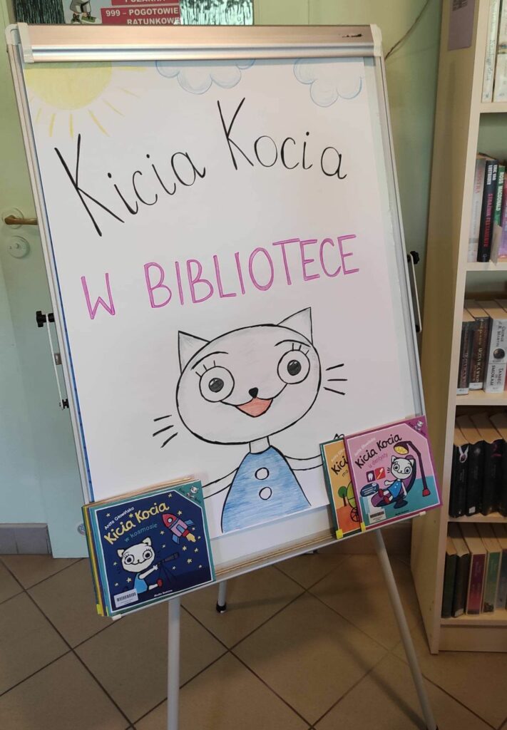 na zdjęciu widoczny jest plakat z główną bohaterką książeczek z serii "KICIA KOCIA"