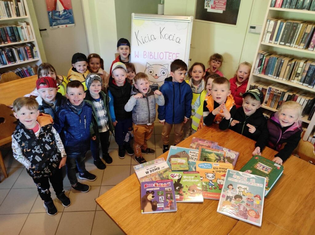Na zdjęciu widać salę biblioteczną, na zdjęciu widać dzieci odwiedzające bibliotekę