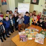 Na zdjęciu widać salę biblioteczną, na zdjęciu widać dzieci odwiedzające bibliotekę