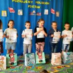 na zdjęciu widać dzieci w sali przedszkolnej trzymające dyplomy