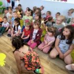 na zdjęciu widać dzieci siedzące na podłodze