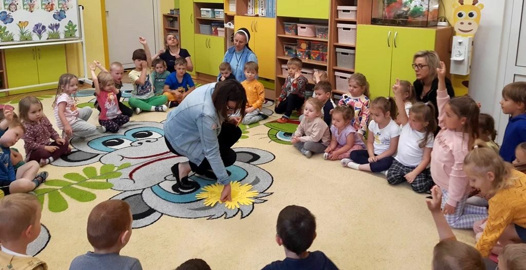 na zdjęciu widać dzieci w sali przedszkolnej