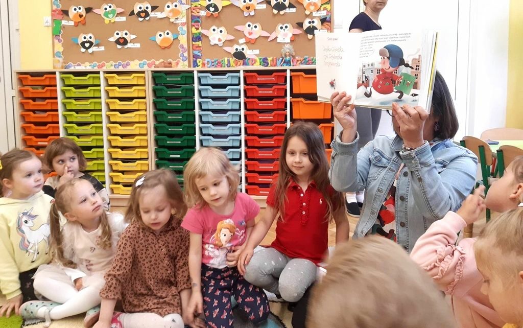 na zdjęciu widać dzieci w sali przedszkolnej