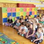 na zdjęciu widać dzieci siedzące na podłodze