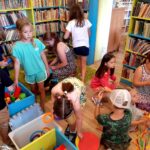 na zdjęciu widać dzieci w sali bibliotecznej układające klocki