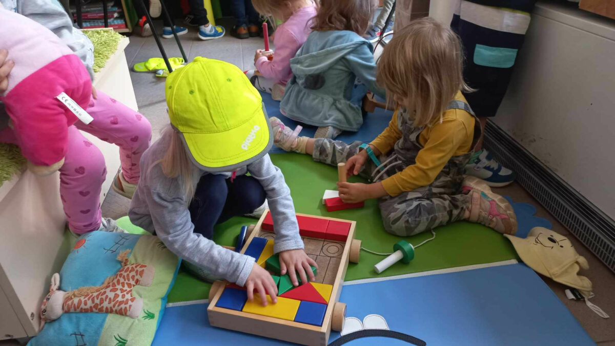 ODWIEDZINY PRZEDSZKOLAKÓW Z „PIĄTKI” W BIBLIOTECE NA ŹRÓDLANEJ