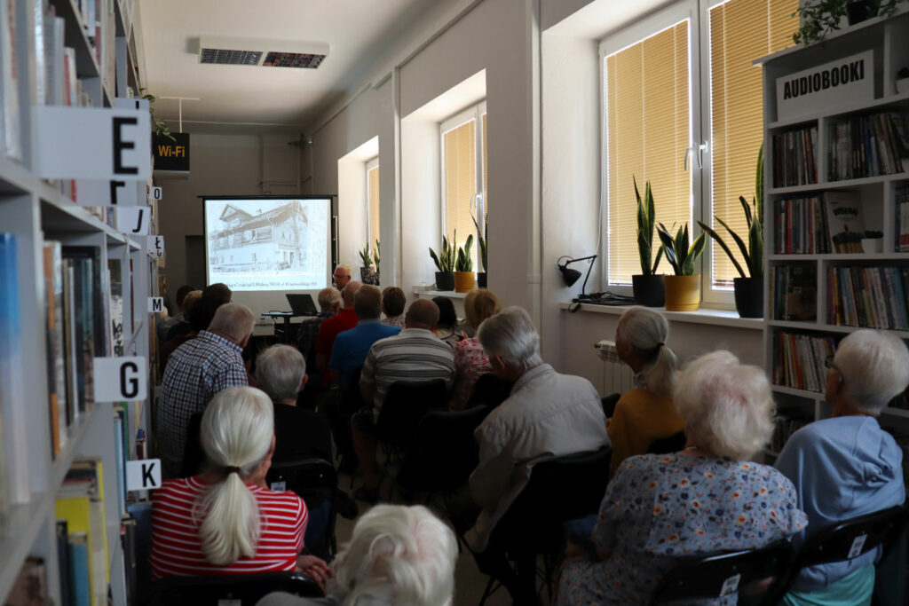 Na zdjęciu wnętrze biblioteki wypełnione