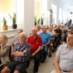 Na krzesłach siedzą przybyli czytelnicy na spotkanie