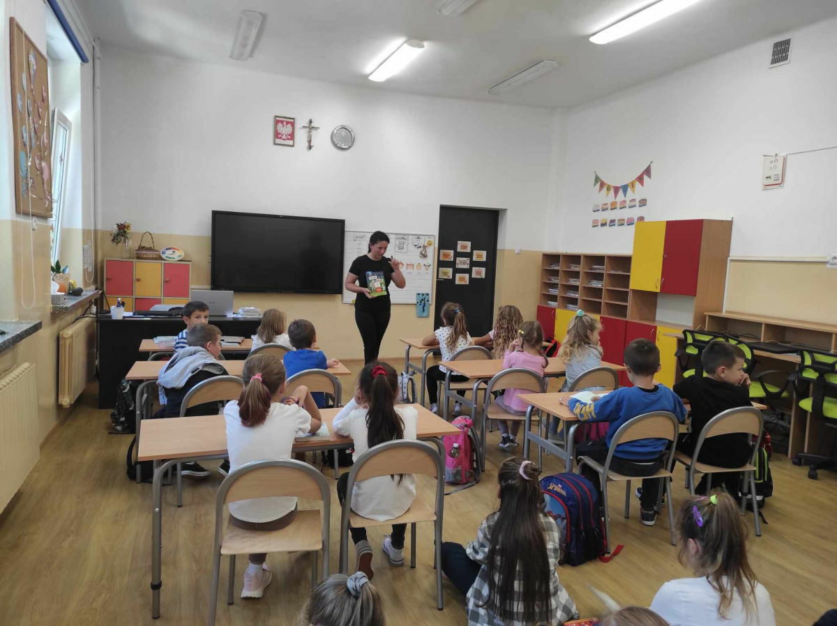 Pierwsze powakacyjne spotkanie z książką w  Niepublicznej Szkole Podstawowej w Mochnaczce Niżnej!!!