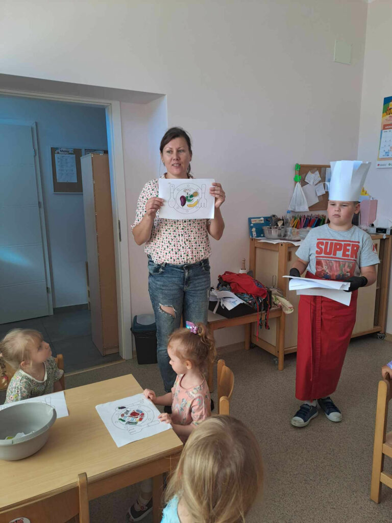 kelner rozdaje każdemu autorowi swoje dzieło kulinarne.