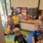dzieci słuchają bajki czytanej przez bibliotekarza