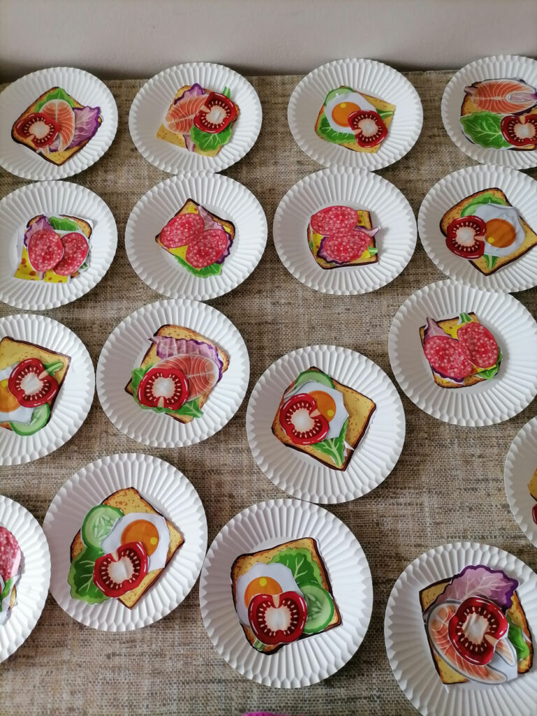 na zdjęciu widoczne są kanapki z papieru wykonane przez dzieci podczas zajęć.