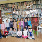 na zdjęciu widoczna jest grupa 17 przedszkolaków pozujących do wspólnego zdjęcia.