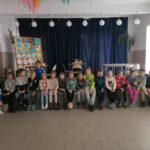 na zdjęciu widoczna jest grupa 21 dzieci z klasy II, które przyszły na warsztaty.