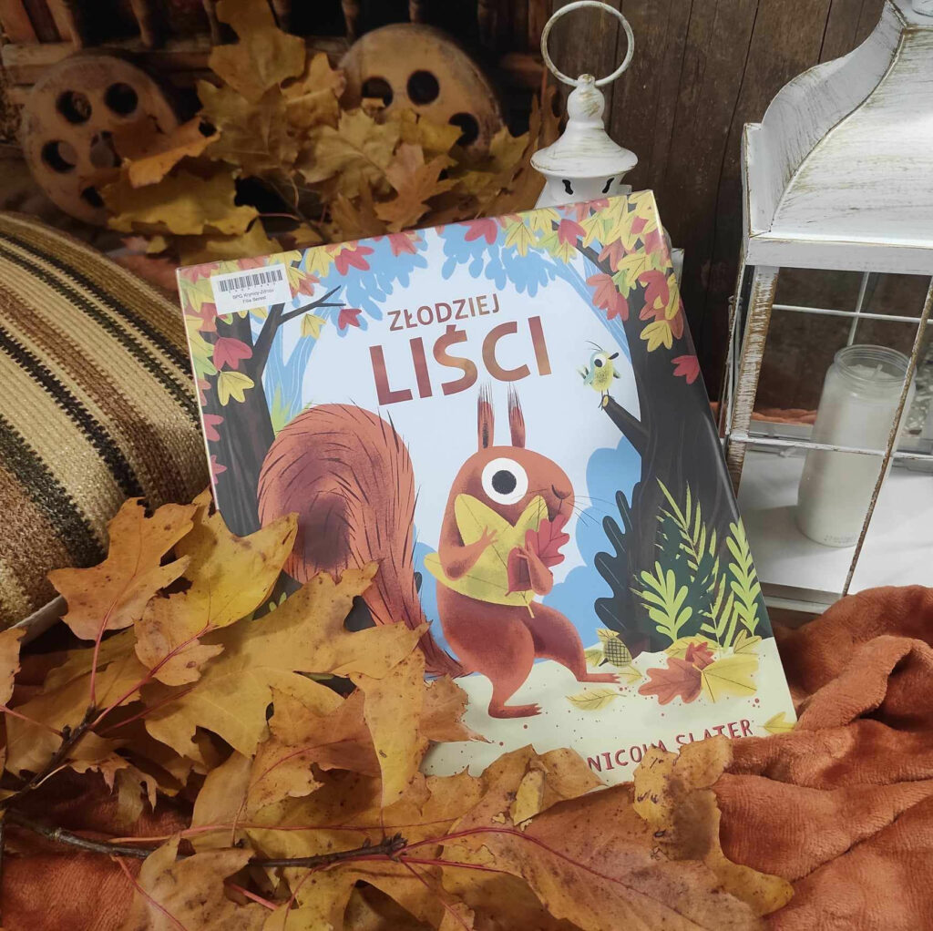 na zdjęciu widać książkę czytana podczas lekcji bibliotecznej