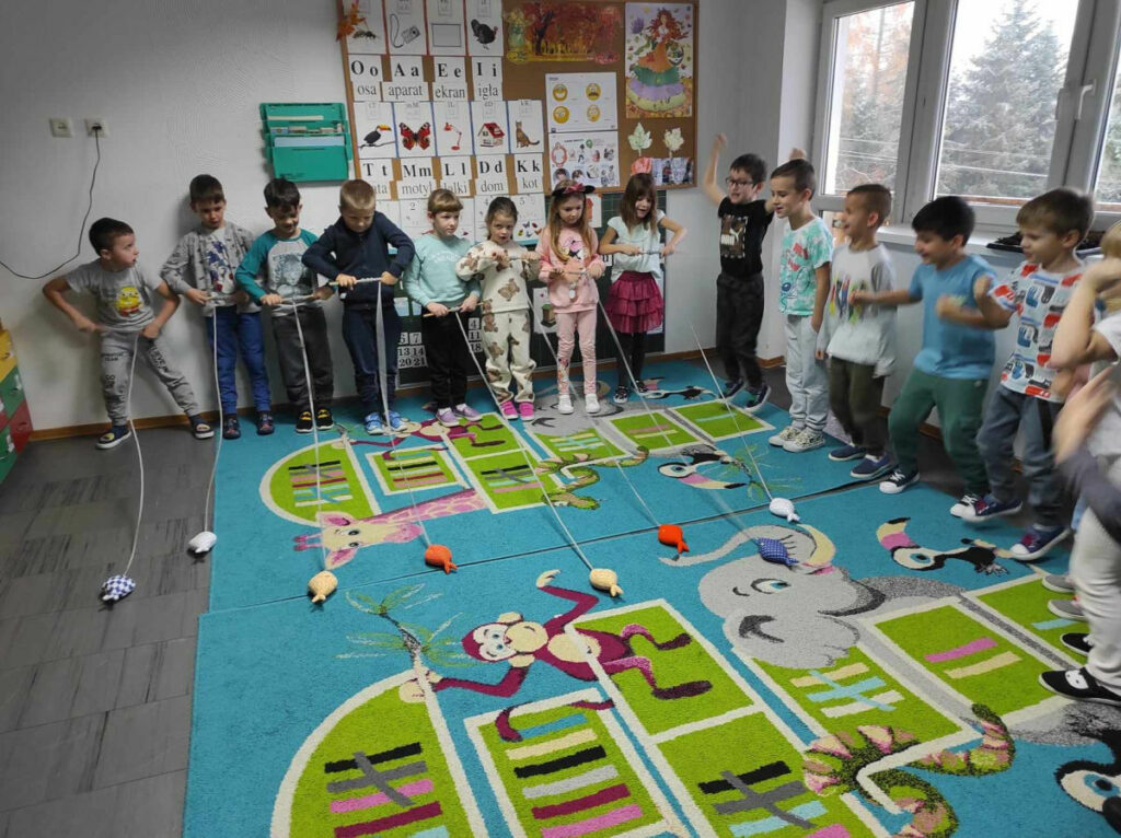 na zdjęciu widać salę przedszkolną, dzieci biorą udział we wspólnej zabawie