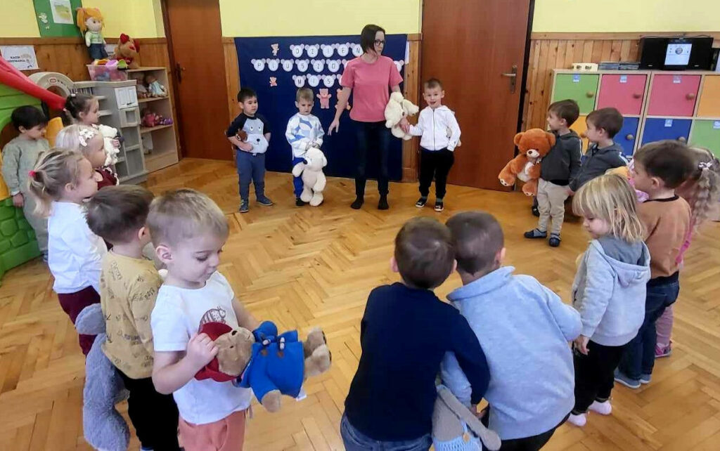 na zdjęciu widać dzieci stojące w kole.
