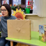 Na zdjęciu widać bibliotekarkę, która będzie przedstawiać teatrzyk Kamishibai