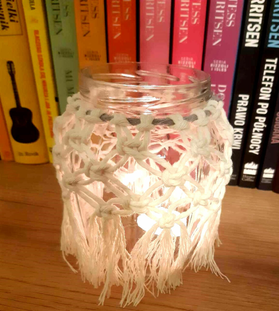 na zdjęciu widać lampion wykonany ze słoika i sznurka