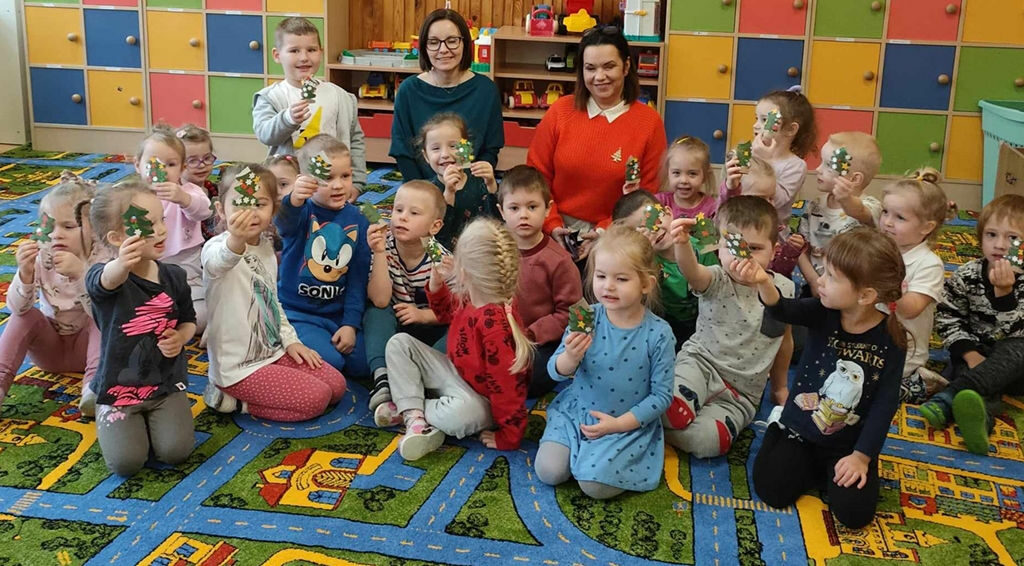 na zdjęciu widać dzieci w sali przedszkolnej
