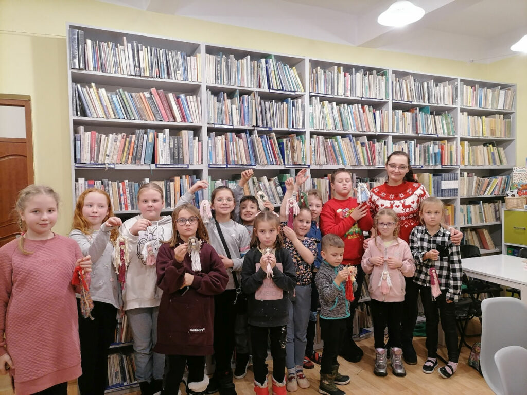 Na zdjęciu widoczna jest grupa 13 dzieci i 1 osoba dorosła. Pozujących do wspólnego zdjęcia z wykonanymi aniołkami.