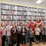 Na zdjęciu widoczna jest grupa 13 dzieci i 1 osoba dorosła. Pozujących do wspólnego zdjęcia z wykonanymi aniołkami.