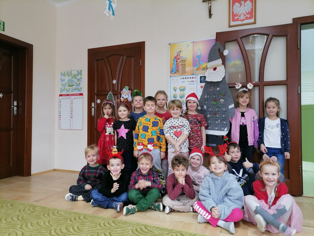 Na zdjęciu widocznych jest 17 przedszkolaków pozujących do wspólnego zdjęcia.