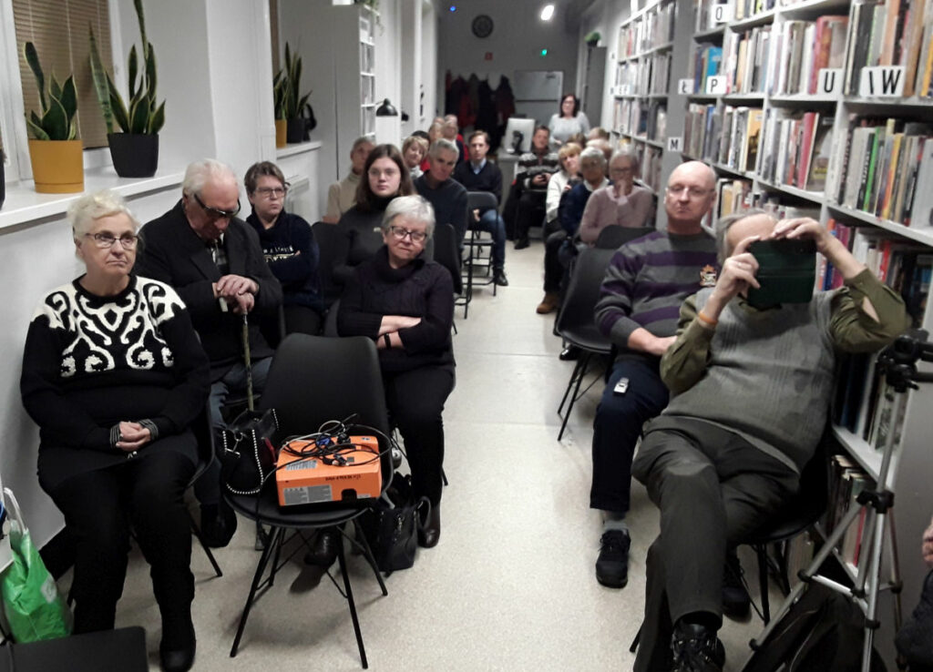 Na zdjęciu na krzesłach siedza osoby przybyłe na spotkanie dwadzieścia osób