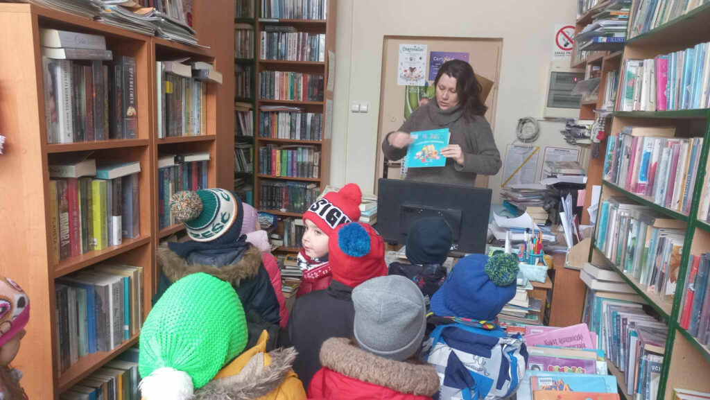 ODWIEDZINY PRZEDSZKOLAKÓW W BIBLIOTECE NA ŹRÓDLANEJ