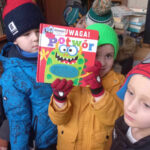 ODWIEDZINY PRZEDSZKOLAKÓW W BIBLIOTECE NA ŹRÓDLANEJ
